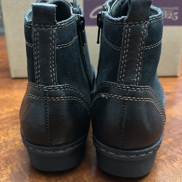 Clarks soft cushion 16724 black leather zip ankle laceup boots Size 6.5 W - Picture 6 of 8